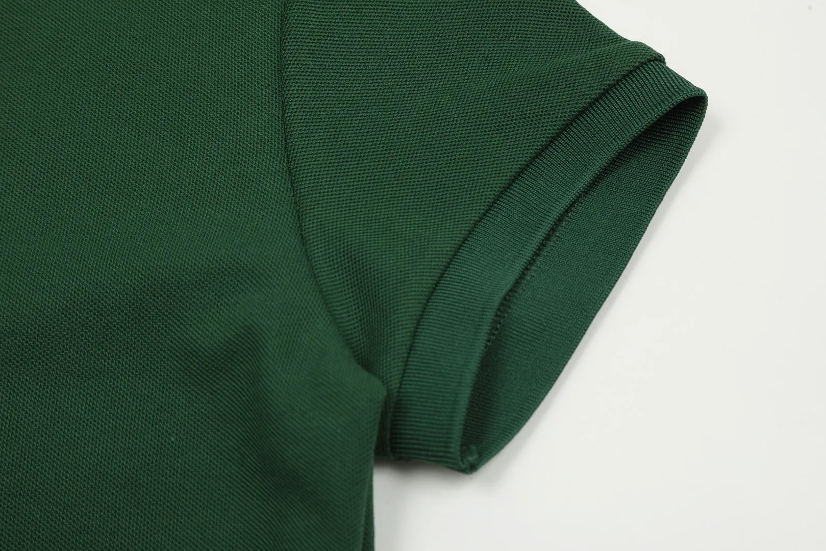 🅿️152 "Top quality" Style number: DS004# (not off the shelves all year round) [Ralph Lauren classic pony embroidered lapels women's slim fit POLO short sleeves] ✅Ralph Lauren Ralph Lauren classic basic women's all-match slim fit POLO short sleeves ✅Main supplier platform live broadcast Wholesale entities Replenish when out of stock Not off the shelves ✅ZP quality 1:1 pattern making Scan the code to enter the GF website Z cabinet quality ✅Details and quality are the only one in Guangzhou. Imported pique fabrics focus on high-end and cost-effective. Needless to say good quality. ✅The version is restored to the original order. The maximum size can be worn up to 130 pounds. Loose, comfortable and stress-free.